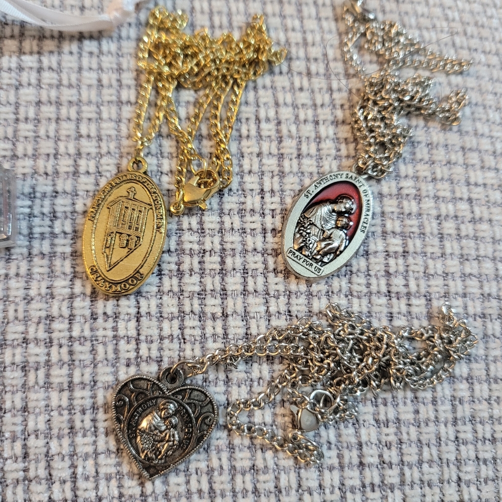 Religius Cristal cross, pins, and more. - Picture 5 of 9